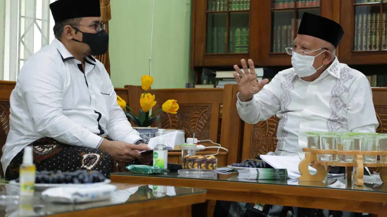 Menag Yaqut Cholil Qoumas berkunjung ke Pondok Pesantren Daarul Rahman, di Jagakarsa, Jakarta Selatan, bersilaturahmi dengan KH Syukron Ma'mun, Sabtu siang (6/2/2021).
