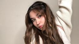 Wanita yang identik dengan rambut panjangnya ini memang cukup sering melakukan berbagai gaya rambutnya. Bahkan, penampilannya dengan rambut ash brown ini membuatnya semakin menawan. (Liputan6.com/IG/@stephaniepoetri)