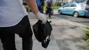 Petugas membawa sebuah tas mencurigakan yang ditaruh di depan Hotel Kempinski, Bundaran HI, Jakarta, Kamis (16/4/2020). Dalam pemeriksaan yang dilakukan anggota Gegana diketahui bahwa tas tersebut kosong. (Liputan6.com/Faizal Fanani)