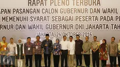Ketua tim pemenangan Ahok-Djarot, Prasetio Edi bersama pasangan Cagub dan Cawagub DKI Jakarta Agus H Yudhoyono dan Sylviana Murni, Anies Baswedan dan Sandiaga Uno foto bersama saat rapat pleno, Jakarta, Senin (24/10). (Liputan6.com/Immanuel Antonius)