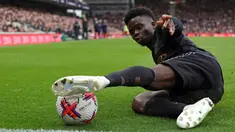 Pemain Arsenal Bukayo Saka mencoba untuk mempertahankan bola saat melawan Fulham pada pertandingan sepak bola Liga Inggris di Stadion Craven Cottage, London, 12 Maret 2023. Arsenal mengalahkan Fulham dengan skor 3-0. (AP Photo/Ian Walton)