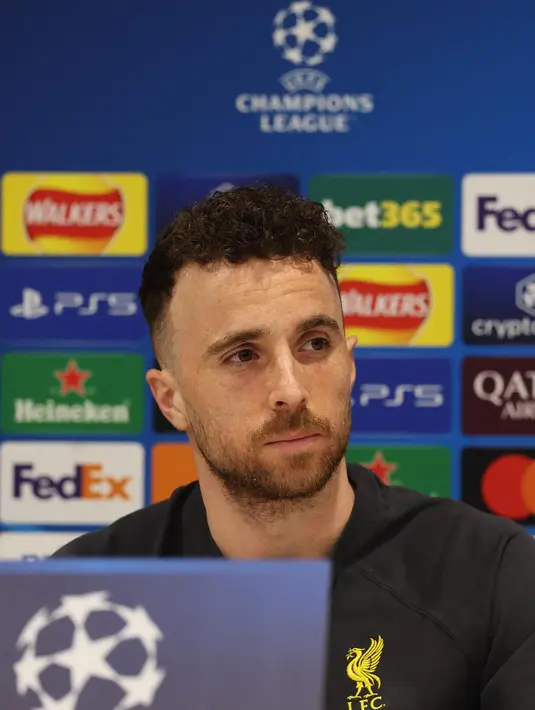 Diketahui, penyerang Timnas Portugal itu saat ini berusia 28 tahun dan baru saja menikah dengan tunangannya, Rute Cardoso, pada 22 Juni 2025 lalu. Tampak dalam foto, striker Liverpool asal Portugal, Diogo Jota menghadiri konferensi pers di stadion Anfield, Liverpool, Inggris, pada 10 Maret 2025, menjelang pertandingan sepak bola Liga Champions UEFA melawan Paris Saint Germain. (Paul Currie/AFP)