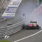 Pebalap Ferrari, Sebastian Vettel, mengalami pecah ban lalu menabrak dinding pembatas saat balapan F1 GP Austria di Sirkuit Red Bull Ring, Austria, Minggu (3/7/2016). (Bola.com/Twitter/F1)