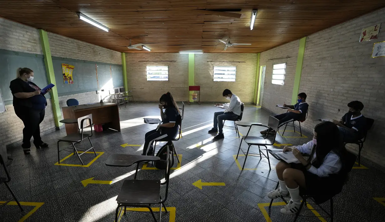 Murid kelas tujuh mengikuti hari pertama sekolah tatap muka di National School 1044 Santa Ana, Asuncion, Paraguay, Senin (30/8/2021). Sekolah tatap muka digelar setelah satu setengah tahun belajar jarak jauh di tengah pandemi COVID-19. (AP Photo/Jorge Saenz)