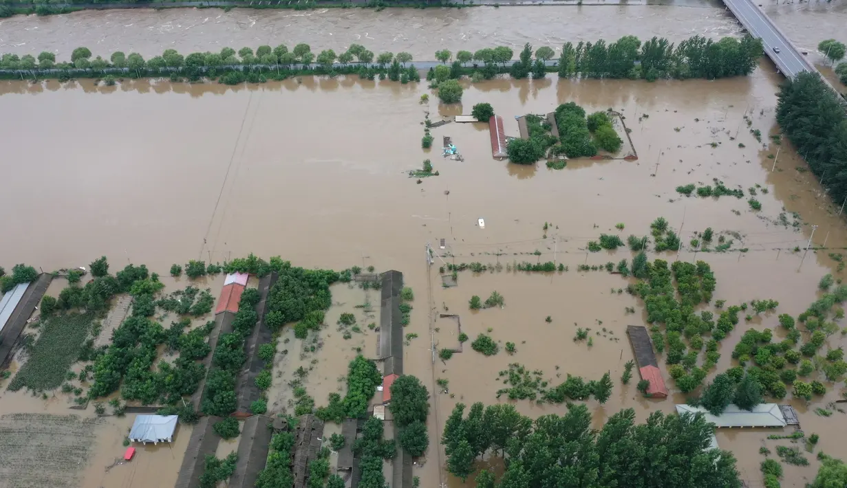 Sementara 80 ribu penduduk Beijing dievakuasi, jalan dan infrastruktur komunikasi rusak, dan listrik di 136 desa terputus hingga Senin (28/7/2025) tengah malam waktu setempat. (ADEK BERRY/AFP)