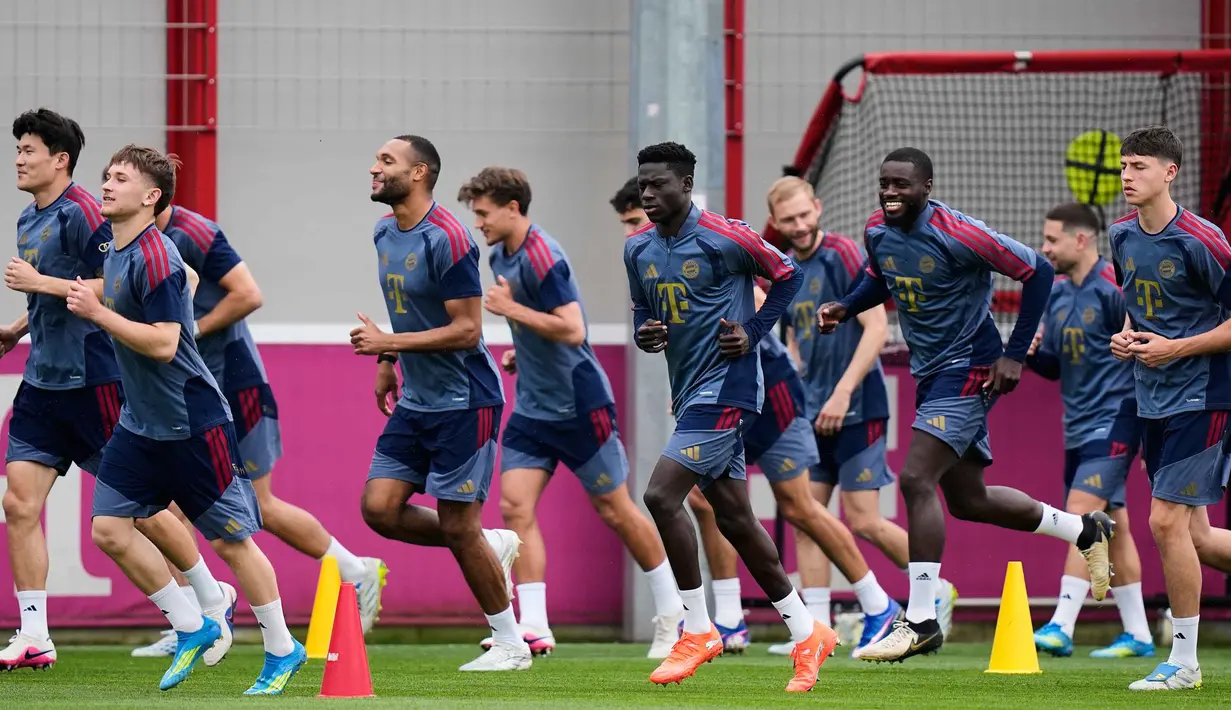 Pertandingan kedua tim dijadwalkan berlangsung di Allianz Arena, Kamis, 7 Mei 2026 pukul 02.00 dini hari WIB. Tampak dalam foto, pemain Bayern Munchen saat mengikuti sesi latihan jelang pertandingan leg kedua semifinal Liga Champions 2025/2026 melawan Paris Saint-Germain (PSG) di Jerman, Selasa 5 Mei 2026. (AP Photo/Matthias Schrader)