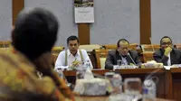 Ketum PSSI La Nyala Matalitti (tengah) didampingi Wakilnya Hinca Panjaitan (kiri) menemui Komisi X DPR di Kompleks Parlemen, Jakarta, Senin (20/4/2015). PSSI mengadu kepada DPR mengenai pembekuan organisasinya. (Liputan6.com/Andrian M Tunay)