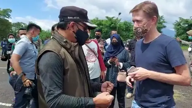 Wali Kota Bogor Bima Arya menemui rombongan WNA yang terjaring razia ganjil genap