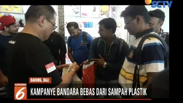 Petugas Bandara Ngurah Rai Bali dan aktivis WWF Indonesia kampanye kawasan bebas sampah plastik.