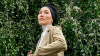 Berikut inspirasi padu padan palazo ala Hana Tajima yang bisa untuk tampilan kasual modest wear ataupun hijab outfit. (Foto: Dok. Uniqlo)