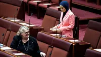 Senator Buruh yang baru terpilih Fatima Payman (kanan), wanita Muslim Afghanistan-Australia pertama di Parlemen Australia, menghadiri sesi di ruang Senat selama pembukaan Parlemen ke-47 di Gedung Parlemen di Canberra pada 26 Juli 2022. (STR/AFP)