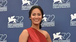 Aktris Tara Basro tersenyum saat menghadiri film "A Copy of my Mind" pada Festival Film Venesia ke-72 di Italia, Jumat (11/9/2015). Tara bersama Chicco Jerikho dan sutradara Djoko Anwar hadir memperkenalkan filmnya di ajang ini. (AFP PHOTO/TIZIANA FABI)