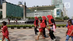 Warga beraktivitas saat penerapan PPKM level 1 di kawasan Jalan Sudirman - Thamrin, Jakarta, Minggu (7/11/2021). WHO melaporkan Indonesia nihil provinsi beresiko sedang dan tinggi Covid- 19. Akibatnya, antusiasme warga yang beraktivitas di luar ruangan meningkat. (Liputan6.com/Johan Tallo)