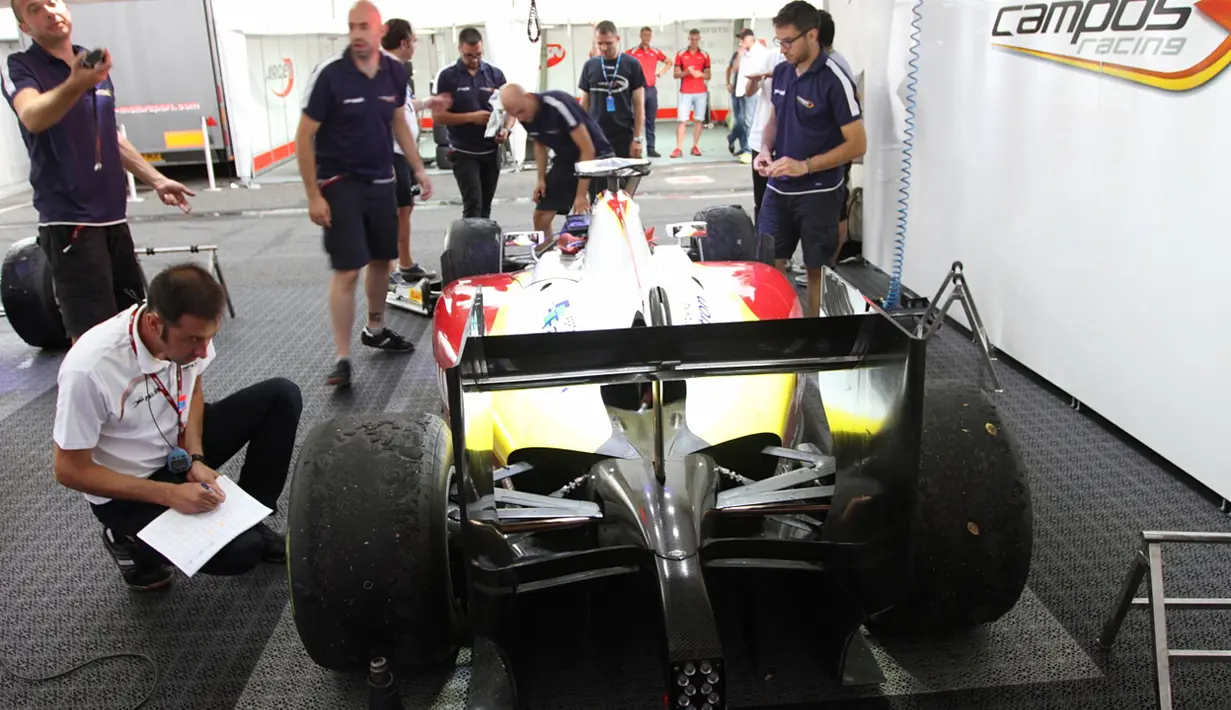 Tim teknisi Campos Racing langsung membenahi mobil Rio untuk menatap sprint race yang digelar Minggu pagi waktu setempat. (Bola.com/Reza Khomaini) 