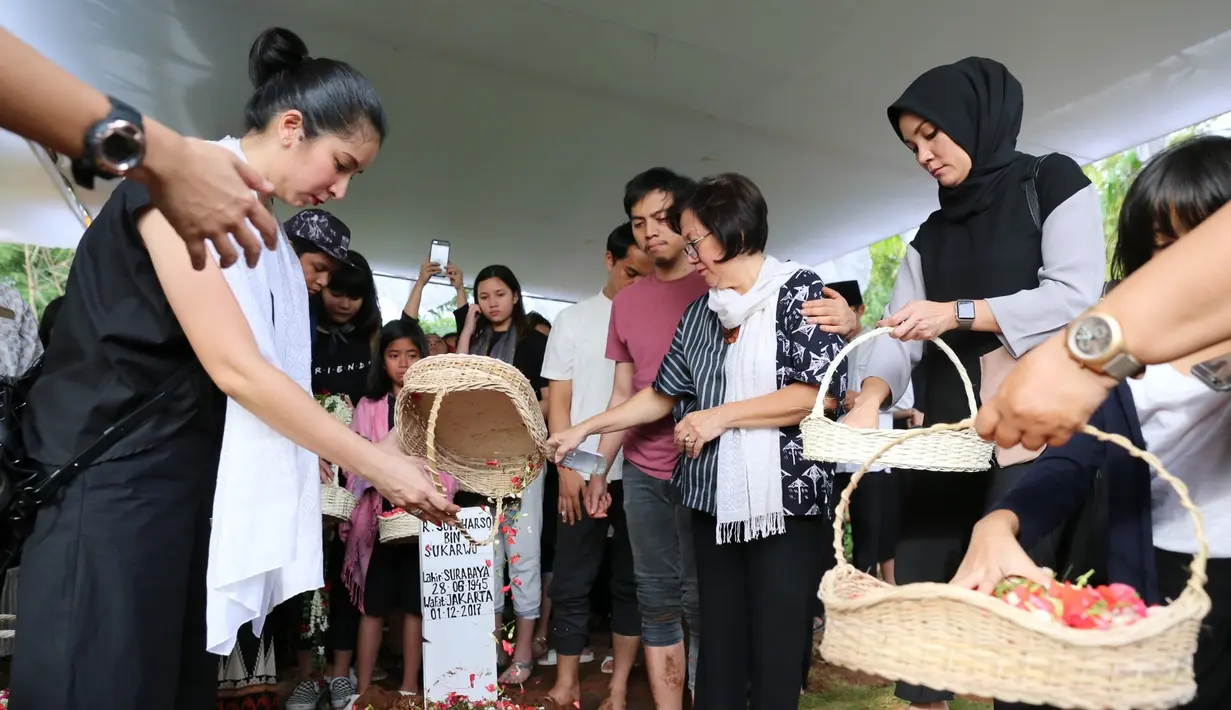 Beberapa hari sebelum meninggal, kondisi kesehatan ayah Novita Angie naik turun. "Udah stabil dini harinya drop, tensinya drop akhirnya dibawa ke ICU. Terus kemarin di ICU udah ngobrol, ramah kan orangnya," ujar Angie. (Daniel Kampua/Bintang.com)