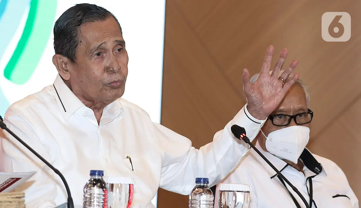 Ketua Dewan Pegawas KPK Tumpak Hatorangan Panggabean menyampaikan konferensi pers di Gedung ACLC KPK, Jakarta, Senin (9/1/2022). Dewas KPK menerima sebanyak 477 surat, baik dari internal maupun pihak eksternal, sepanjang tahun 2022. Di mana, dari 477 surat tersebut, 96 di antaranya merupakan laporan pengaduan masyarakat. (Liputan6.com/Johan Tallo)