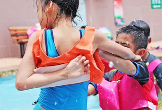 Ilustrasi anak bermain di kolam renang. (dok. unsplash.com/Asnida Riani)
