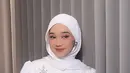 Kebaya lace dengan aksen beads di bagian lengan ini semakin menarik dengan bros rantai silver. Nabila juga mengenakan aksesori cincin silver. [@bynauramakeup]