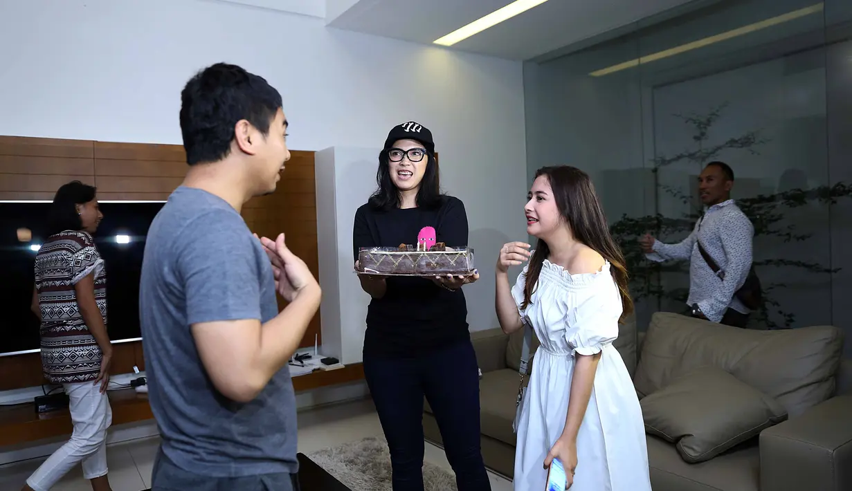 Sebelumnya, Prilly juga mengungkapkan ucapannya melalui kertas dalam jendela pesawat. Malam itu, Prilly Latuconsina bersama dengan Dinda Kanya Dewi memberikan kejutan dikediaman Raditya Dika di kawasan Ampera, Jakarta Selatan. (Nurwahyunan/Bintang.com)