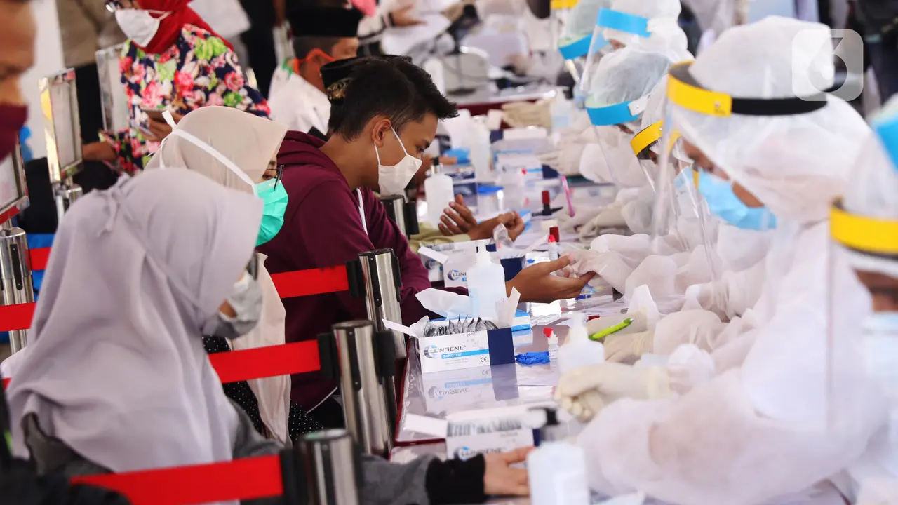 Warga Ciledug Ikuti Rapid Test Massal