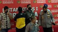 Tersangka MSAT berbaju hitam kuning saat di Rutan Klas I Surabaya di Medaeng Sidoarjo. (Dian Kurniawan/Liputan6.com)