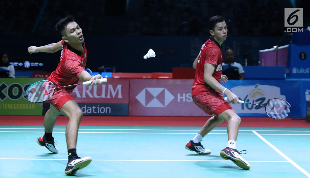 Ganda putra Indonesia, Fajar Alfian/M Rian Ardianto mengembalikan kok ke arah Liu Cheng/Zhang Nan (China) pada 8 besar Indonesia Open 2018, Istora GBK, Jakarta, Jumat (5/7). Fajar/Rian unggul 21-18, 18-21, 25-23. (Liputan6.com/Helmi Fithriansyah)