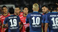 Pemain Bali United menghibur pemain Arema. (Bola.com/Iwan Setiawan)