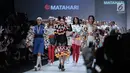 Sandra Dewi bersama para model berjalan di catwalk mengenakan busana kolaborasi antara Disney dan Matahari pada Jakarta Fashion Week 2019 di Senayan City, Selasa (23/10). Busana ini menjadi koleksi Spring/Summer 2019 mendatang (Liputan6.com/Faizal Fanani)