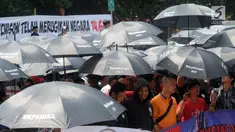 Massa Serikat Pekerja JICT dan FPPI berunjuk rasa di depan Gedung KPK, Jakarta, Selasa (18/12). Massa mendesak KPK mengusut tuntas dugaan korupsi perpanjangan kontrak JICT kepada investor Hong Kong, Hutchison Port. (Merdeka.com/Dwi Narwoko)