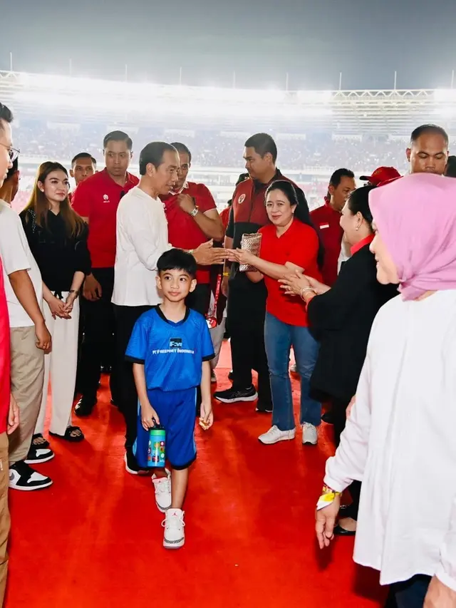 Penampilan mantu Presiden Jokowi, Erina Gudono dan Selvi Ananda saat Menyaksikan Pertandingan Indonesia Lawan Argentina,