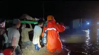 Tim  BPBD Situbondo mengevakuasi warg terdampak banjir (Istimewa)