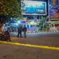 Garis polisi melintang di lokasi ledakan bom di Pos Polisi Pantau, Bundaran Kartasura, Sukoharjo Selasa (4/6/2019). Bom bunuh diri terjadi pada Senin pukul 22.20 WIB yang mengakibatkan pelaku aksi teror kritis dan tujuh polisi selamat. (Liputan6.com/Fajar Abrori)