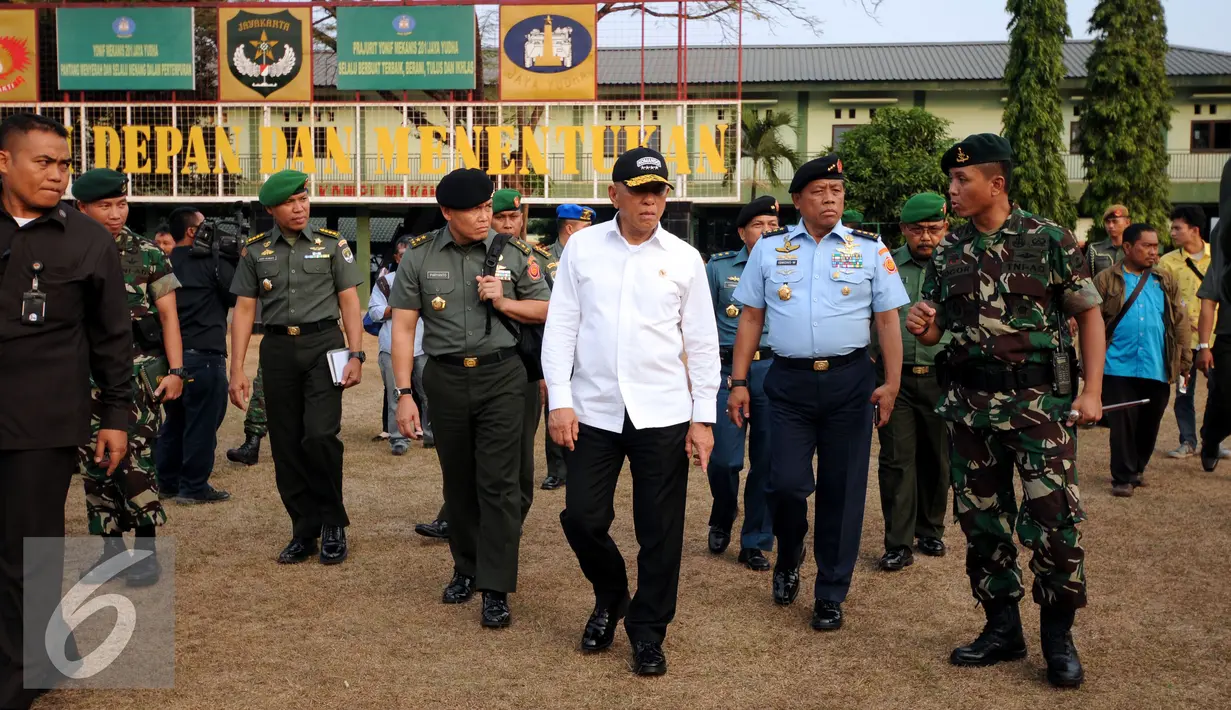 Menteri Pertahanan RI, Ryamizard Ryacudu (baju putih) berkeliling Markas Yonif Mekanis 201/Jaya Yudha, Jakarta, Rabu (2/9/2015). Sidak terkait inventarisir kelengkapan alutsista yang dimiliki TNI. (Liputan6.com/Helmi Fithriansyah)