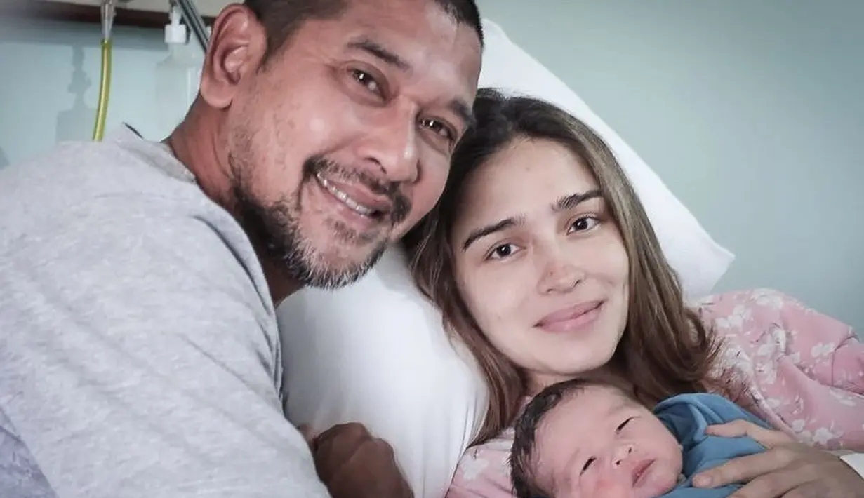 <p>Yasmine Wildblood pun baru saja melahirkan bayi laki-laki pada bulan Agustus ini. Setelah melahirkan wajahnya pun tampak tetap glowing meski tanpa makeup. @yaswildblood.</p>