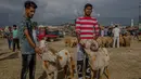Pedagang menunggu pembeli di sebuah pasar di Srinagar, Kashmir, India (30/8). Umat Muslim dari seluruh dunia sedang mempersiapkan menyambut Idul Adha 1438 H. (AP Photo / Dar Yasin)
