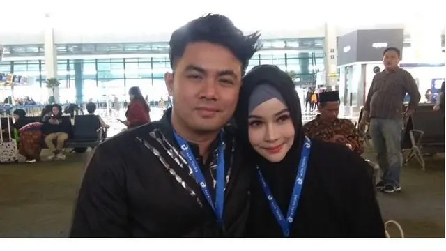 Potret Guntur dan Apristiyah saat akan melaksanakan ibadah umrah.