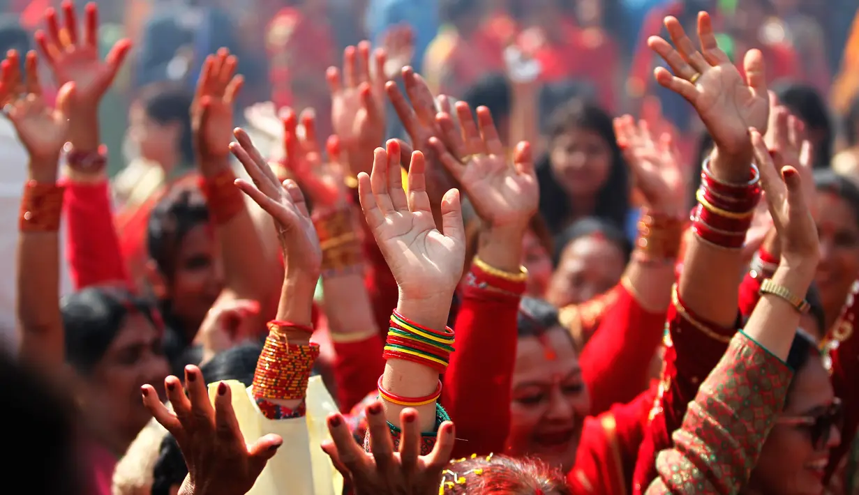 Wanita Hindu Nepal kompak saat menari dalam festival Teej di Kathmandu, Nepal, Kamis (24/8). Selama festival, para wanita berkumpul untuk berdoa, menari, serta merias diri dengan pakaian dan aksesoris serba warna merah. (Niranjan Shrestha/AP)