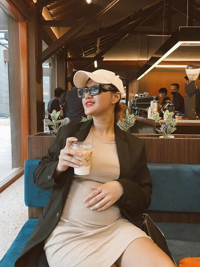 Hamil Anak Pertama, Ini 7 Potret Camelia Putri yang Menawan dengan Baby Bump