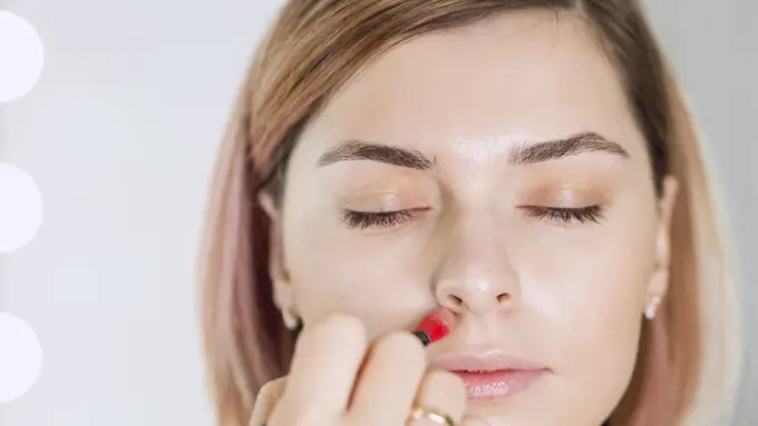 Beberapa teknik makeup yang membuat hidung terlihat lebih ramping