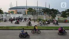 Foto udara memperlihatkan aktivitas warga di jalan lingkar kawasan Stadion Pakansari, Kabupaten Bogor, Jawa Barat, Minggu (28/6/2020). Meski area tersebut belum dibuka kembali, namun warga tetap masuk untuk melakukan beragam aktivitas di kawasan tersebut. (Liputan6.com/Helmi Fithriansyah)