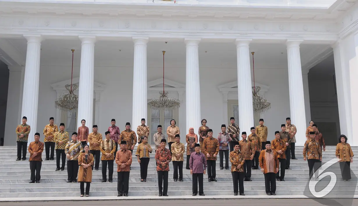 Jokowi dan JK berpose bersama para Menteri Kabinet Kerja di depan Istana Negara, Jakarta, Senin (27/10/2014). (Liputan6.com/Herman Zakharia)