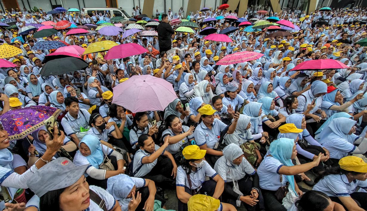 Imbas penghentian operasional ini, seluruh karyawan Sritex resmi terkena pemutusan hubungan kerja (PHK) sejak 26 Februari dengan hari kerja terakhir pada 28 Februari 2025. (DIKA/AFP)