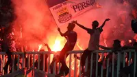 Bobotoh menyalakan flare usai laga PS TNI vs Persib Bandung di Stadion Pakansari, Bogor, Minggu (21/8/2016). (Bola.com/Nicklas Hanoatubun)
