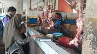 Penjual daging sapai di salah satu pasar tradisional di Kabupaten Probolinggo (Istimewa)