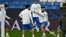 Sebagaimana diketahui, Real Madrid datang dengan modal kemenangan meyakinkan 3-0 pada leg pertama sehingga berada di posisi yang sangat menguntungkan untuk lolos ke babak berikutnya. Tampak dalam foto, bek Real Madrid asal Spanyol, Dani Carvajal (kanan) saat mengikuti sesi latihan di Etihad Stadium, Manchester, Inggris barat laut, pada 16 Maret 2026. (Paul ELLIS/AFP)