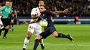 Pemain Lyon, Memphis Depay (kiri) membayangi pergerakan pemain PSG, Layvin Kurzawa  pada lanjutan Ligue 1 Prancis di Parc des Princes stadium, Paris, (17/9/2017). PSG menang 2-0. (AFP/Christhope Simon)