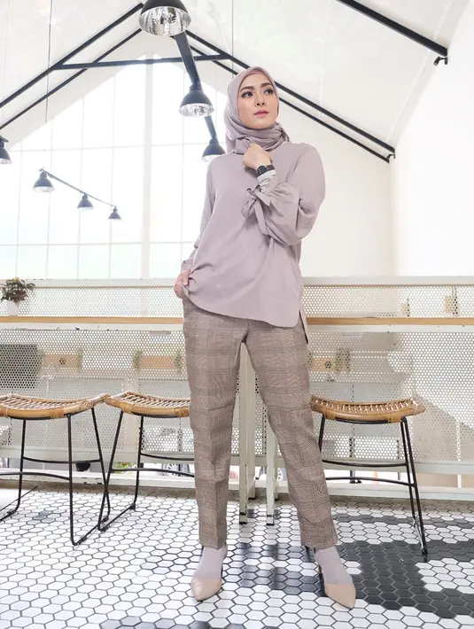 Dari unggahan foto-foto tersebut, terlihat Novicha sering menggunakan outift yang kekinian dengan balutan hijab yang tak kalah memesona. (Liputan6.com/IG/@richaiskak)