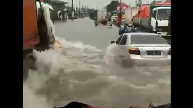 Gelombang air banjir yang menyebabkan mobil ini mati di tengah banjir (FB Motuba)