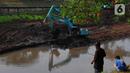 Warga saat memancing di Sungai Kanal Banjir Timur,Cipinang, Jakarta, Jumat (26/5/2023). (merdeka.com/imam buhori)