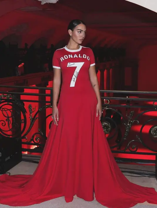 Gaun yang dikenakan Georgina berupa kaos berwarna merah dengan nomor 7 milik Cristiano Ronaldo di bagian depan disulap menjadi gaun panjang yang elegan. [@georginagio]